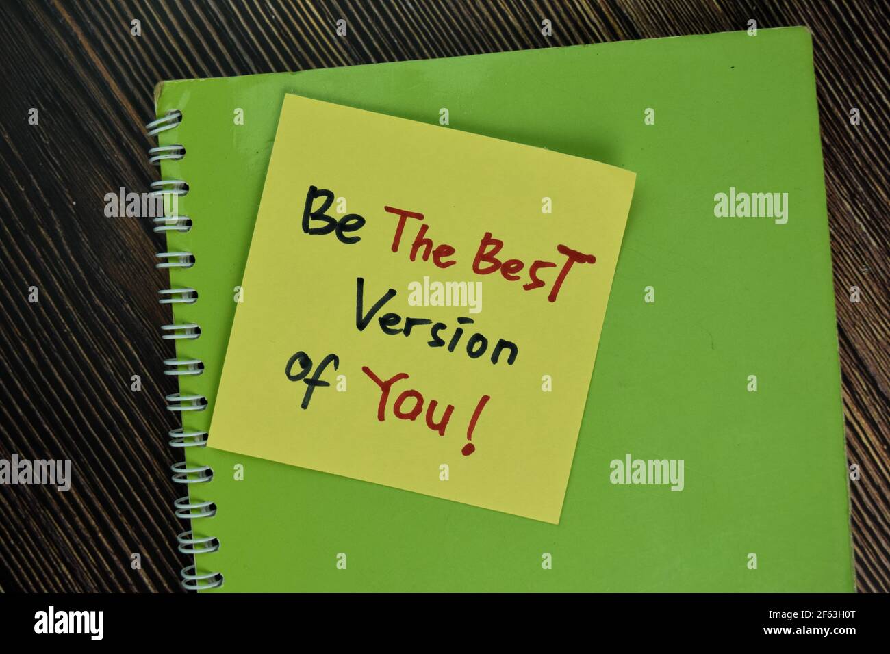 Seien Sie die beste Version von Ihnen! Schreiben Sie auf Haftnotizen isoliert auf Holztisch. Stockfoto