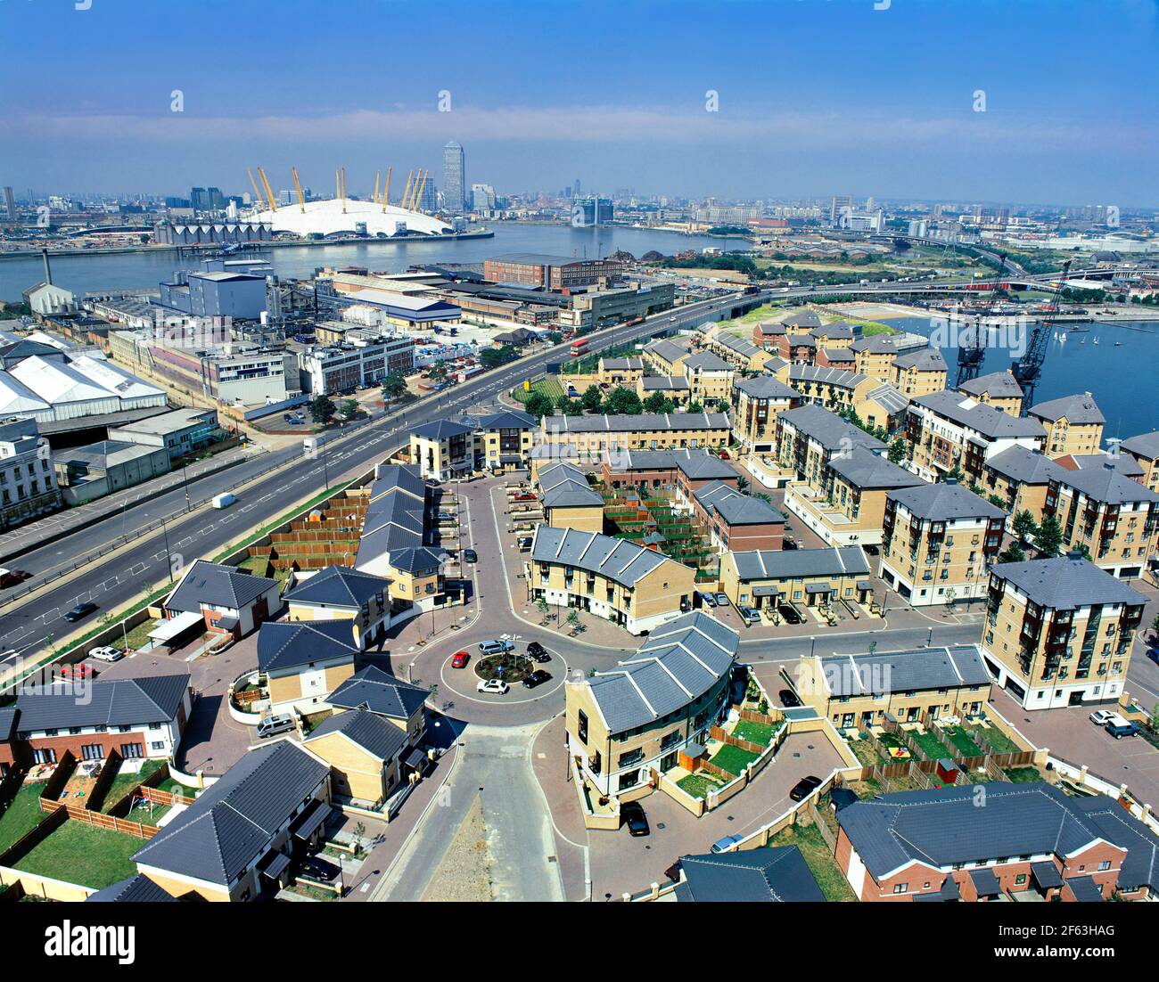 Teil des Londoner Docklands-Umbaugebiets mit Britannia Village im Vordergrund und dem Millenium Dome an der Themse. Stockfoto