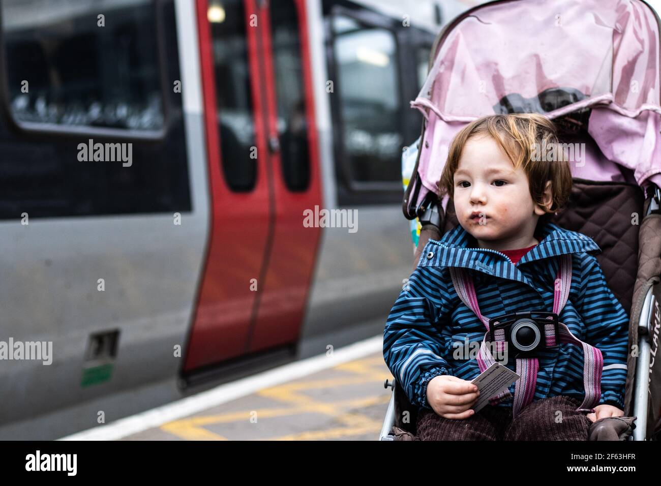 Ein kleiner Junge wartet auf den Zug Stockfoto