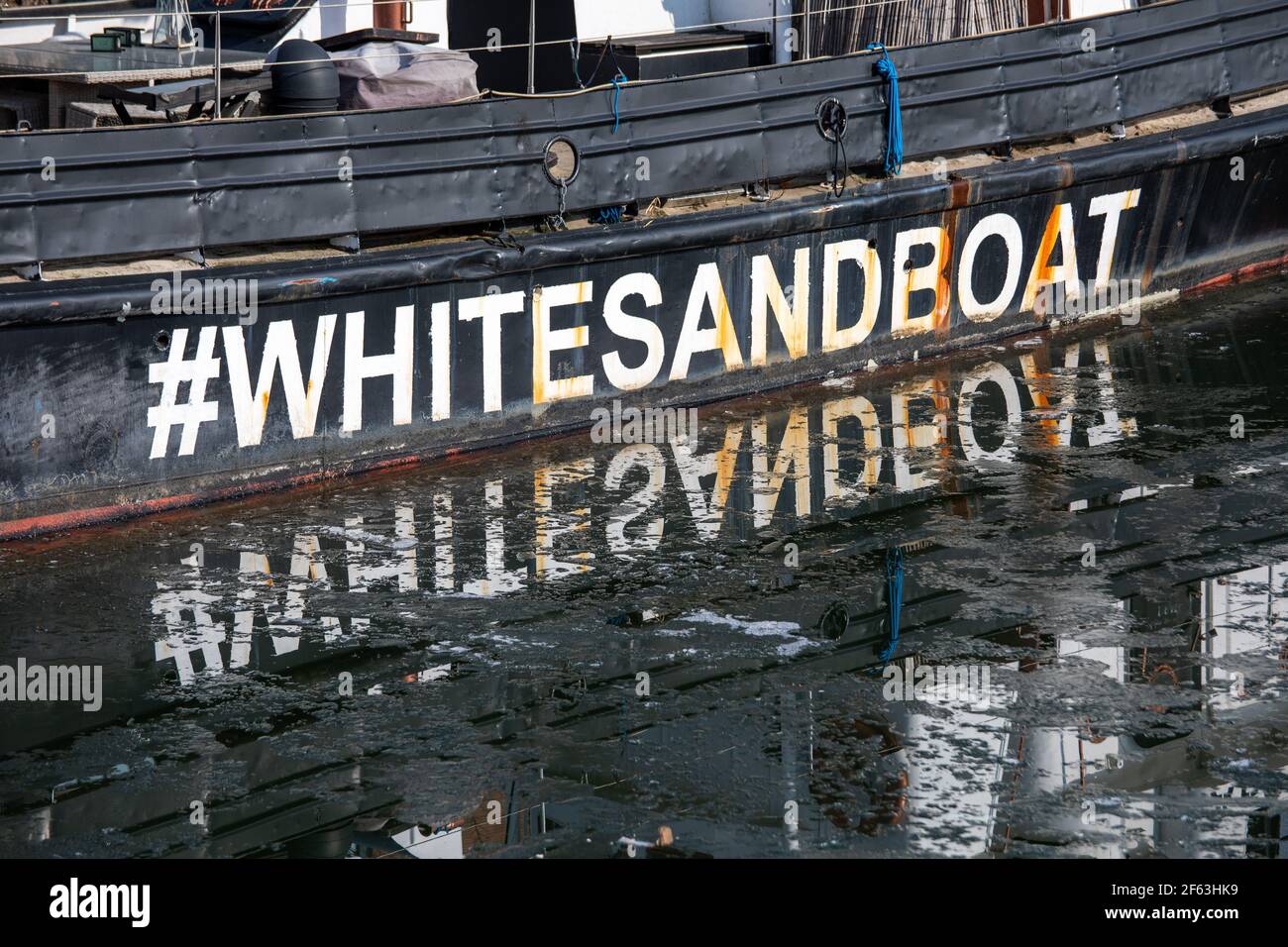 White Sand Boat Text und Reflexion im Hietalahti Bezirk in Helsinki, Finnland Stockfoto