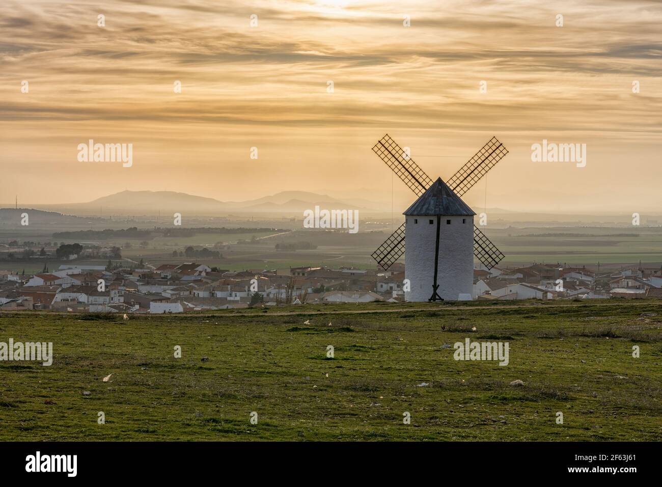 Eine weiße spanische Windmühle über den Ebenen von La Mancha In Zentralspanien bei Sonnenuntergang Stockfoto