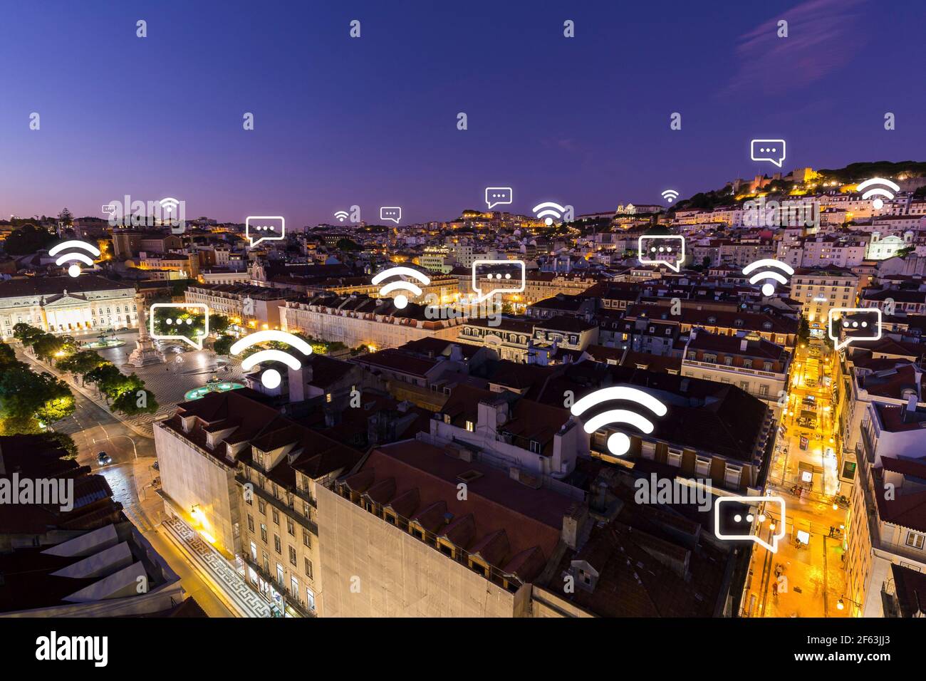 Malerische Aussicht auf die Innenstadt von Lissabon, Portugal, von oben bei Dämmerung. Drahtlose Netzwerkverbindung, WLAN, Smart City und Online-Messaging-Konzept. Stockfoto