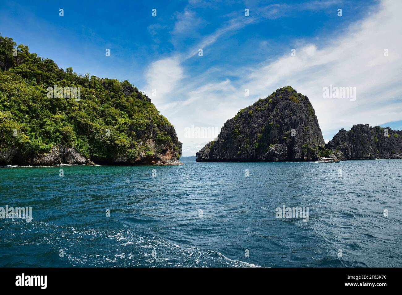 El Nido Palawan Tauchplatz auf den Philippinen, Inselhüpfen, Felsen im Meer, blauer Wolkenhimmel, fantastische Aussicht, Sonne Stockfoto