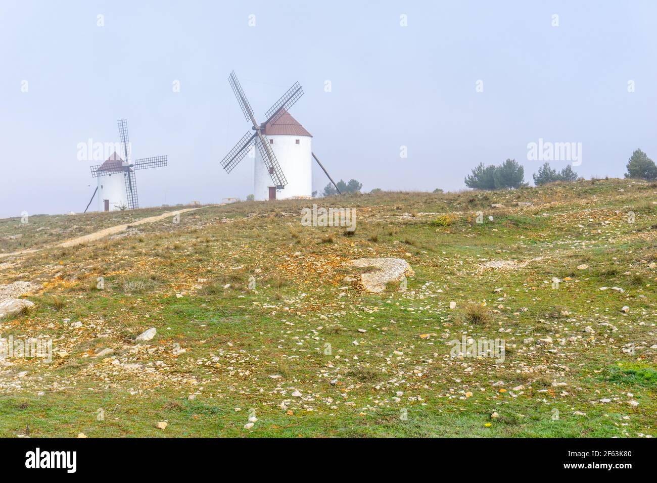 Blick auf das historische die Windmühlen von La Mancha in Die Hügel über San Juan de Alcazar Stockfoto