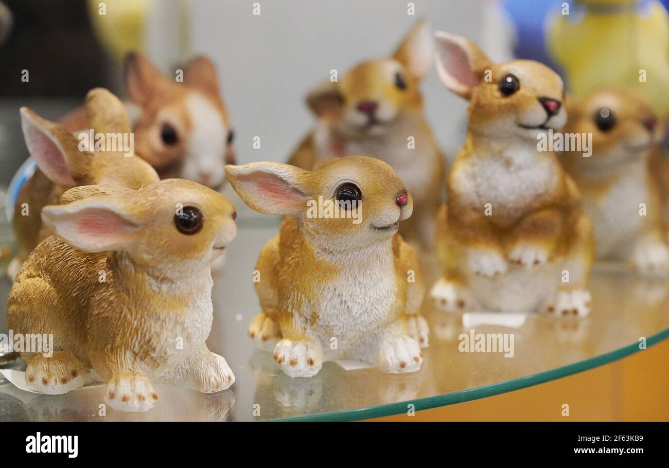 Bunny-Figuren stehen am Montag, den 29. März 2021, bei Walter Knoll Florists in St. Louis wirklich zu Ostern zum Verkauf. Ostersonntag ist der 4. April. Foto von Bill Greenblatt/UPI Kredit: UPI/Alamy Live News Stockfoto