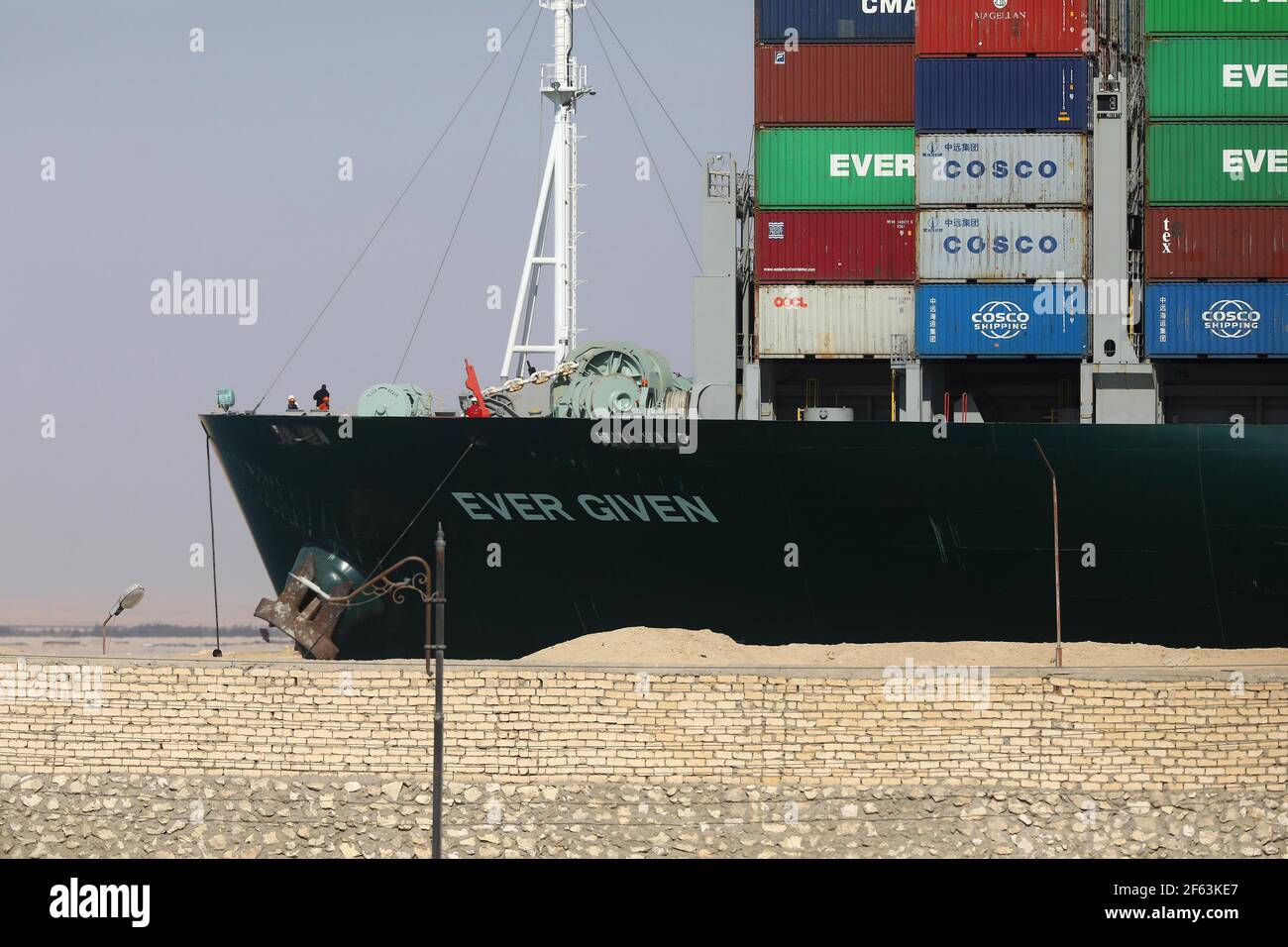 Suez, Ägypten. März 2021, 29th. Zeigt "ever given" Containerschiff, nachdem er am Montag, den 29. März 2021, vollständig vom Ufer des Suezkanals im Suezkanal in Ägypten abtransportiert wurde. Suez Canal Authority das Schiff, ein Megaship von vier Fußballfeldern Länge, wurde wieder aufgeschwemmt und der Suez-Kanal wieder für den Verkehr am Nachmittag Funkenhilfe fast eine Woche nach dem riesigen Containerschiff stecken geblieben und blockiert eine wichtige Arterie für den globalen Handel. Foto von Karem Ahmed/ Quelle: UPI/Alamy Live News Stockfoto