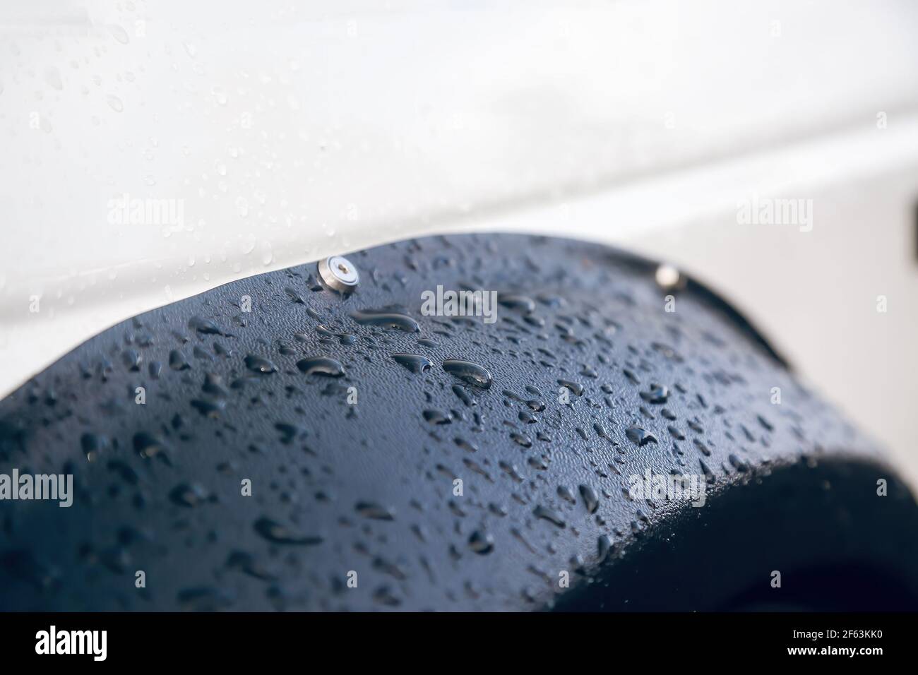 Schwarze Kunststoffauskleidungen zur Erweiterung der Radhäuser des Fahrzeugs. Kotflügel werden mit Schrauben an die Karosserie geschraubt Stockfoto
