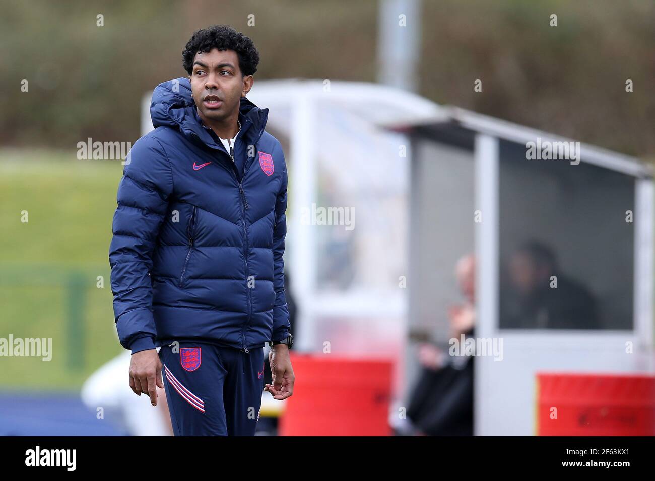 Cardiff, Großbritannien. März 2021, 29th. Kevin Betsy, der Cheftrainer des England U18 Teams. U18 Fußball-Länderspiel, Wales gegen England, im Leckwith-Stadion in Cardiff, South Wales am Montag, 29th. März 2021. Redaktionelle Verwendung nur. PIC von Andrew Orchard / Andrew Orchard Sport Fotografie / Alamy Live News Kredit: Andrew Orchard Sport Fotografie / Alamy Live News Stockfoto