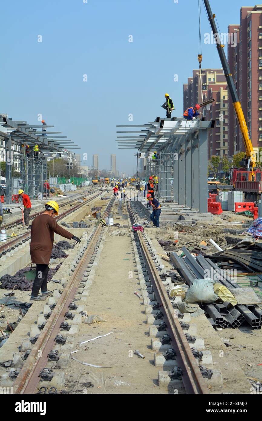Chinesische Baustelle, Bau einer neuen Transitlinie und Station in Jiaxing. Vor dem 100-jährigen Bestehen der KPCh befindet sich die Stadt im Umbau Stockfoto