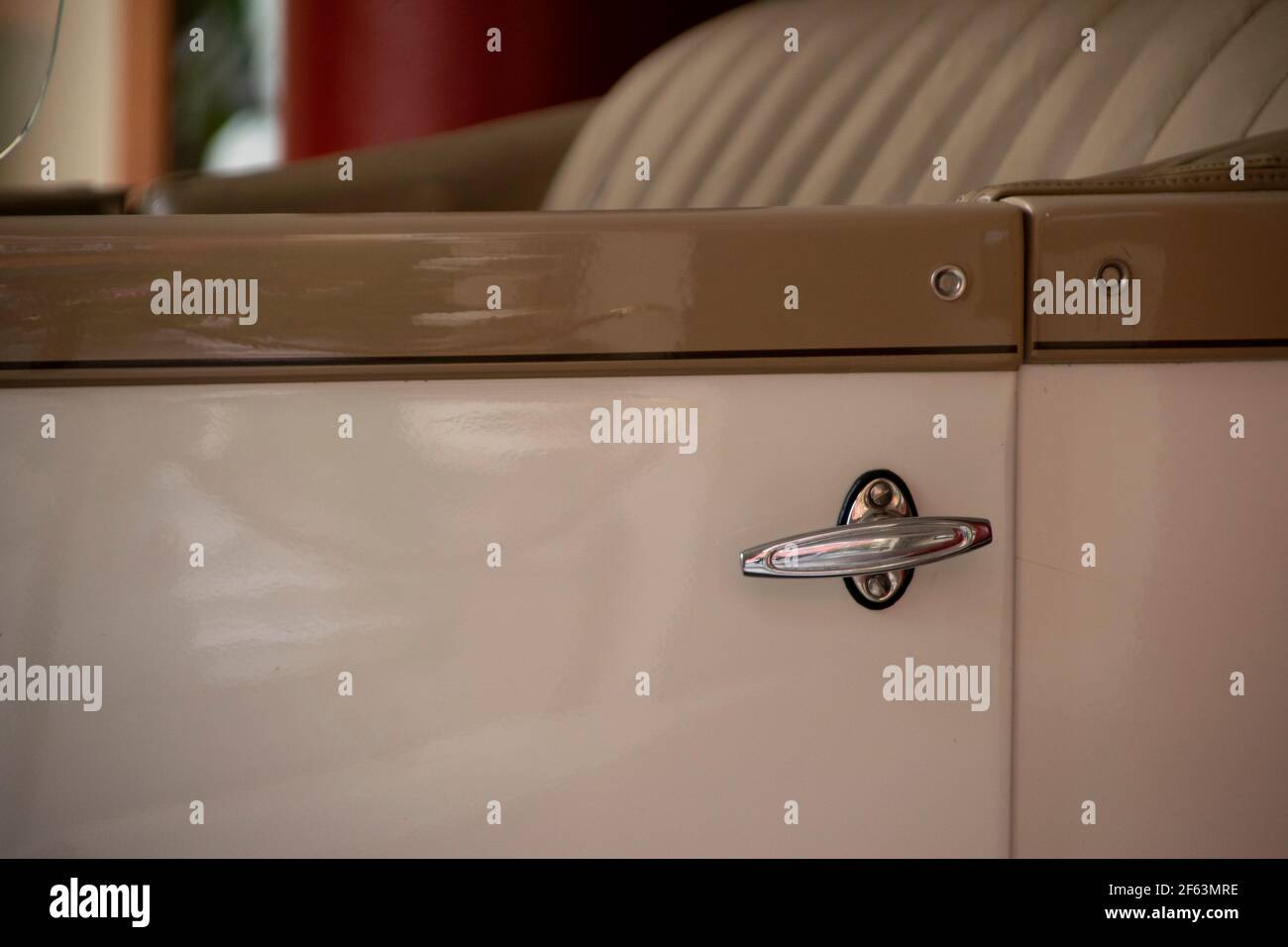 Türgriff eines alten Autos. Farbe weiß und braun. Stockfoto