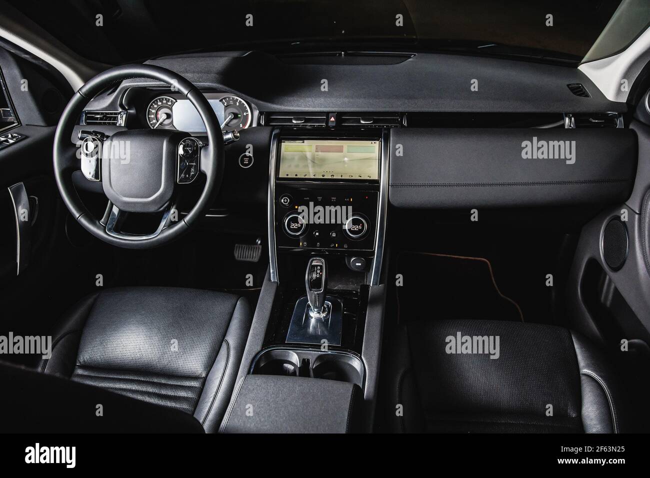 Luxus-Auto im Inneren, Automatik-Getriebe-Stick eines modernen Autos.  Innenausstattung aus dunklem Leder Stockfotografie - Alamy