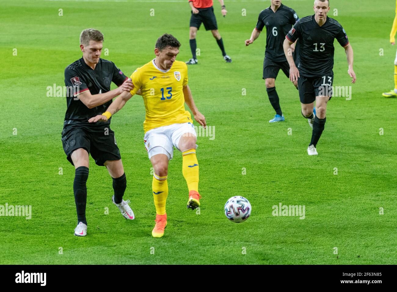 Bukarest, Rumänien. März 2021, 28th. Claudiu Keseru #13 aus Rumänien und Matthias Ginter #4 aus Deutschland während des FIFA World Cup 2022 Qualifying Round Matches der Nationalmannschaften aus Rumänien und Deutschland in der Nationalarena in Bukarest, Rumänien. 28,03.2021. Foto: Copyright 2020, Quelle: Cronos/Alamy Live News Stockfoto