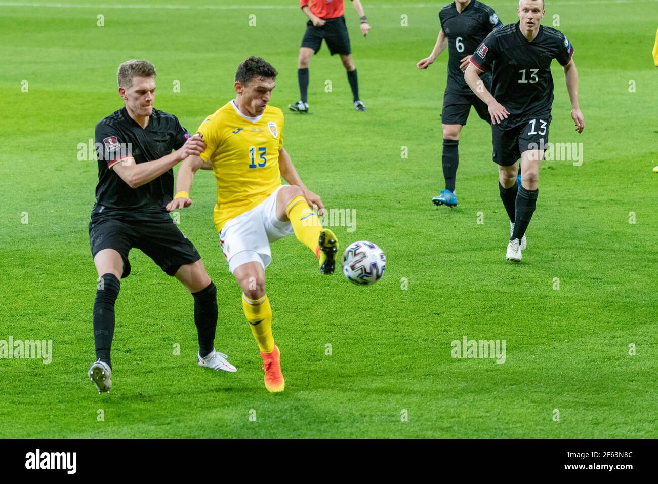 Bukarest, Rumänien. März 2021, 28th. Claudiu Keseru #13 aus Rumänien und Matthias Ginter #4 aus Deutschland während des FIFA World Cup 2022 Qualifying Round Matches der Nationalmannschaften aus Rumänien und Deutschland in der Nationalarena in Bukarest, Rumänien. 28,03.2021. Foto: Copyright 2020, Quelle: Cronos/Alamy Live News Stockfoto