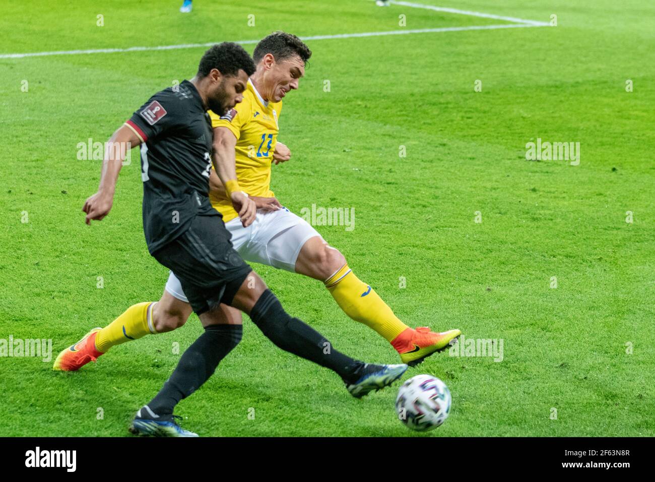 Bukarest, Rumänien. März 2021, 28th. Serge Gnabry #20 von Deutschland und Claudiu Keseru #13 von Rumänien während der FIFA World Cup 2022 Qualifying Round Spiel zwischen den Nationalmannschaften von Rumänien und Deutschland in der National Arena in Bukarest, Rumänien. 28,03.2021. Foto: Copyright 2020, Quelle: Cronos/Alamy Live News Stockfoto