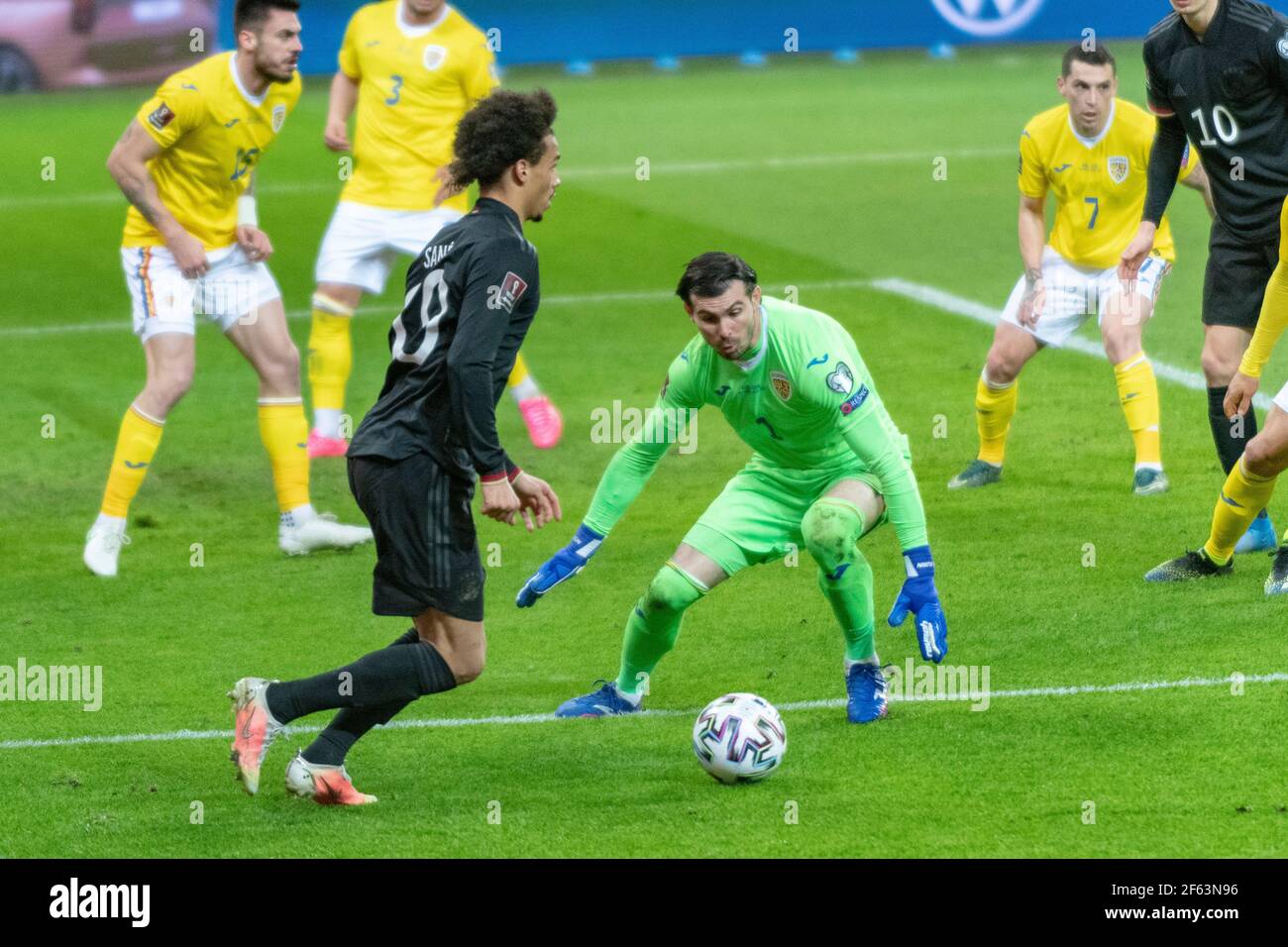 Bukarest, Rumänien. März 2021, 28th. Leroy Sane #19 von Deutschland und Florin Nita #1 von Rumänien während der FIFA World Cup 2022 Qualifying Round Spiel zwischen den Nationalmannschaften von Rumänien und Deutschland in der National Arena in Bukarest, Rumänien. 28,03.2021. Foto: Copyright 2020, Quelle: Cronos/Alamy Live News Stockfoto