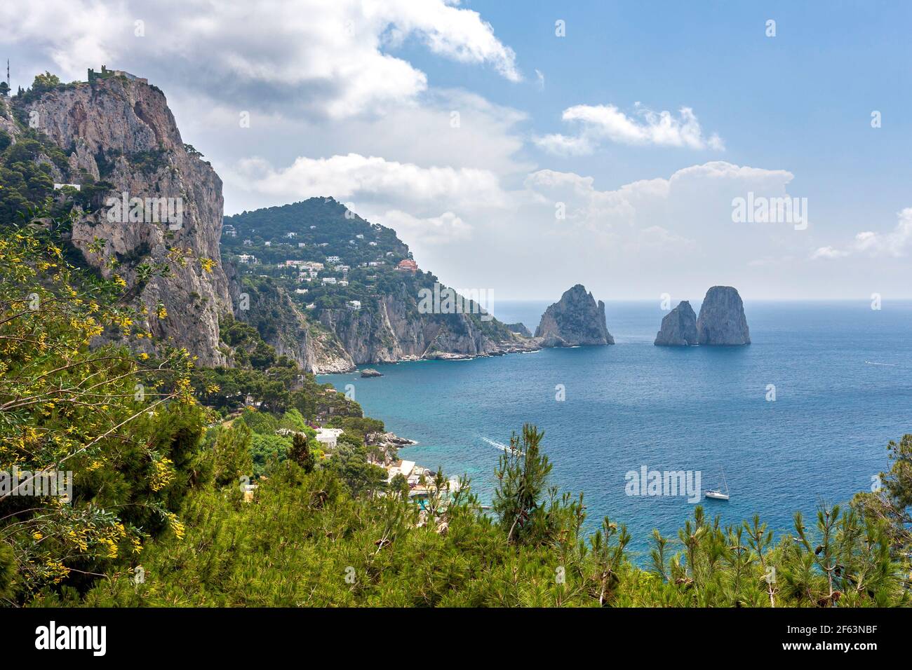 Blick über die Insel Capri mit den 3 Meeresstacks - Stella, Faraglioni di Mezzo und Faraglione di Fuor, in der Bucht von Neapel, Kampanien, Italien Stockfoto