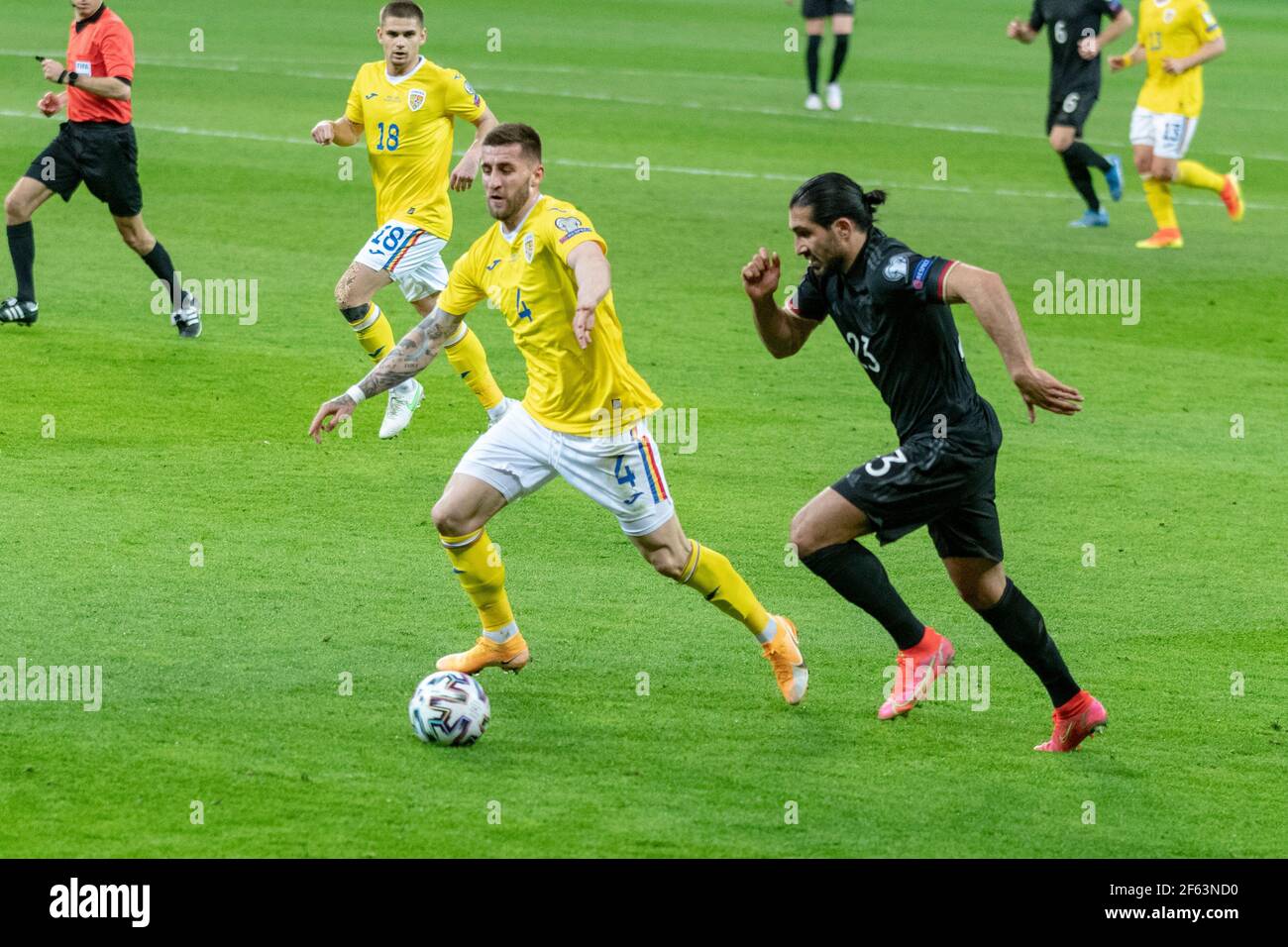 Bukarest, Rumänien. März 2021, 28th. Emre Can #23 von Deutschland und Ovidiu Popescu #4 von Rumänien während der FIFA World Cup 2022 Qualifying Round Spiel zwischen den Nationalmannschaften von Rumänien und Deutschland in der National Arena in Bukarest, Rumänien. 28,03.2021. Foto: Copyright 2020, Quelle: Cronos/Alamy Live News Stockfoto