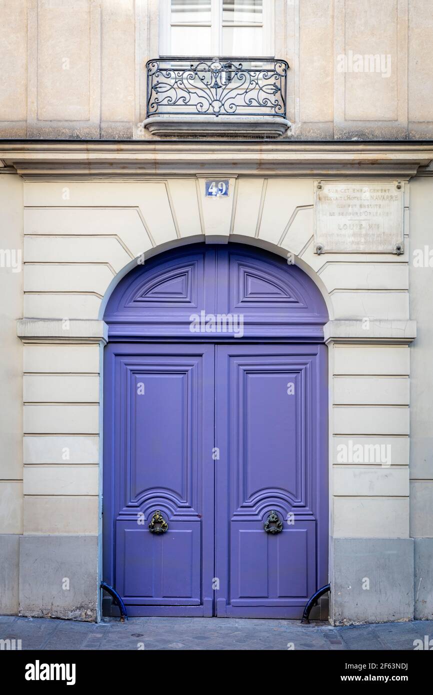 Blaue Tür - Eingang zu Hause einst lebte von Ludwig XII in 1484, bevor er zum König gekrönt wurde, im 6th Arrondissement, Paris, Frankreich Stockfoto