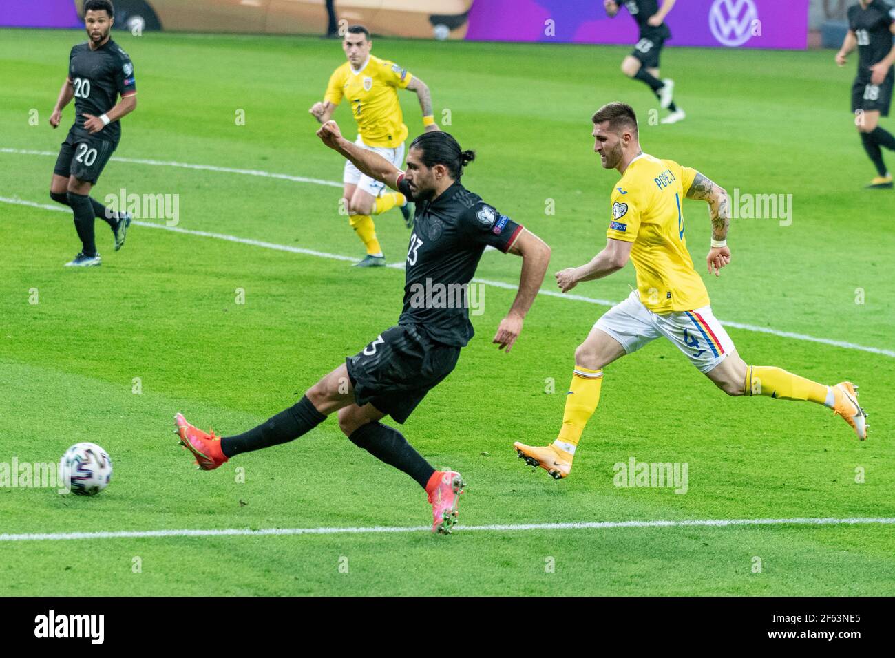 Bukarest, Rumänien. März 2021, 28th. Emre Can #23 von Deutschland und Ovidiu Popescu #4 von Rumänien während der FIFA World Cup 2022 Qualifying Round Spiel zwischen den Nationalmannschaften von Rumänien und Deutschland in der National Arena in Bukarest, Rumänien. 28,03.2021. Foto: Copyright 2020, Quelle: Cronos/Alamy Live News Stockfoto