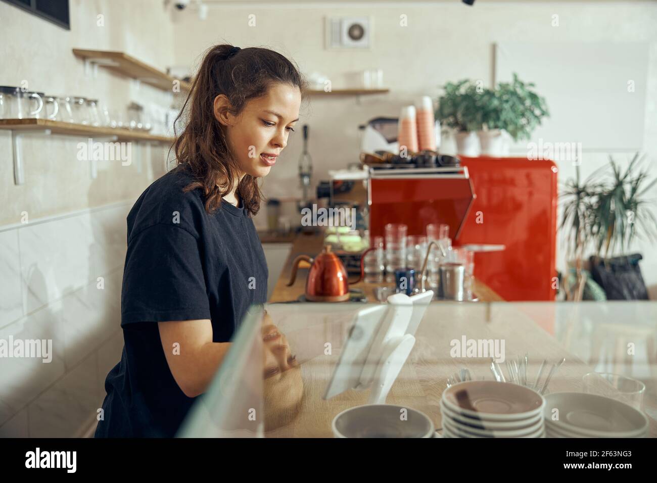 Barista nimmt Bestellung vom Kundencafé an. Konzept von Cafe und Coffee Shop für kleine Unternehmen Stockfoto