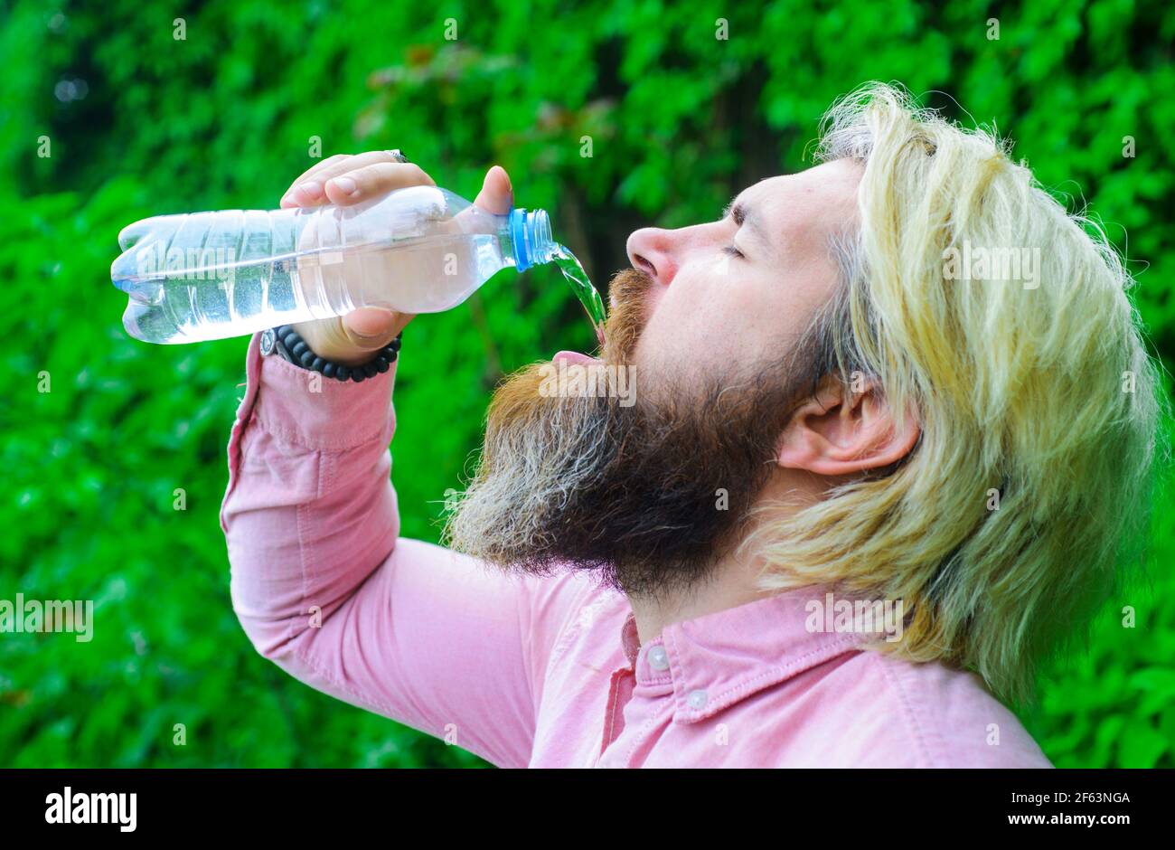 Bärtiger Mann, der Wasser trinkt. Hydratationskonzept. Typ mit Wasserflasche. Gesunder Lebensstil. Stockfoto