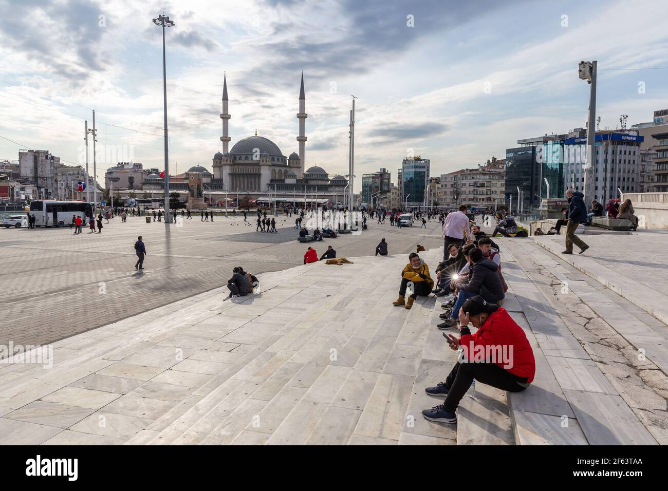 In den Tagen der Coronavirus-Pandemie genießen die Menschen das schöne Wetter auf dem Taksim-Platz mit der Ankunft des Frühlings am 29. März 2021. Stockfoto