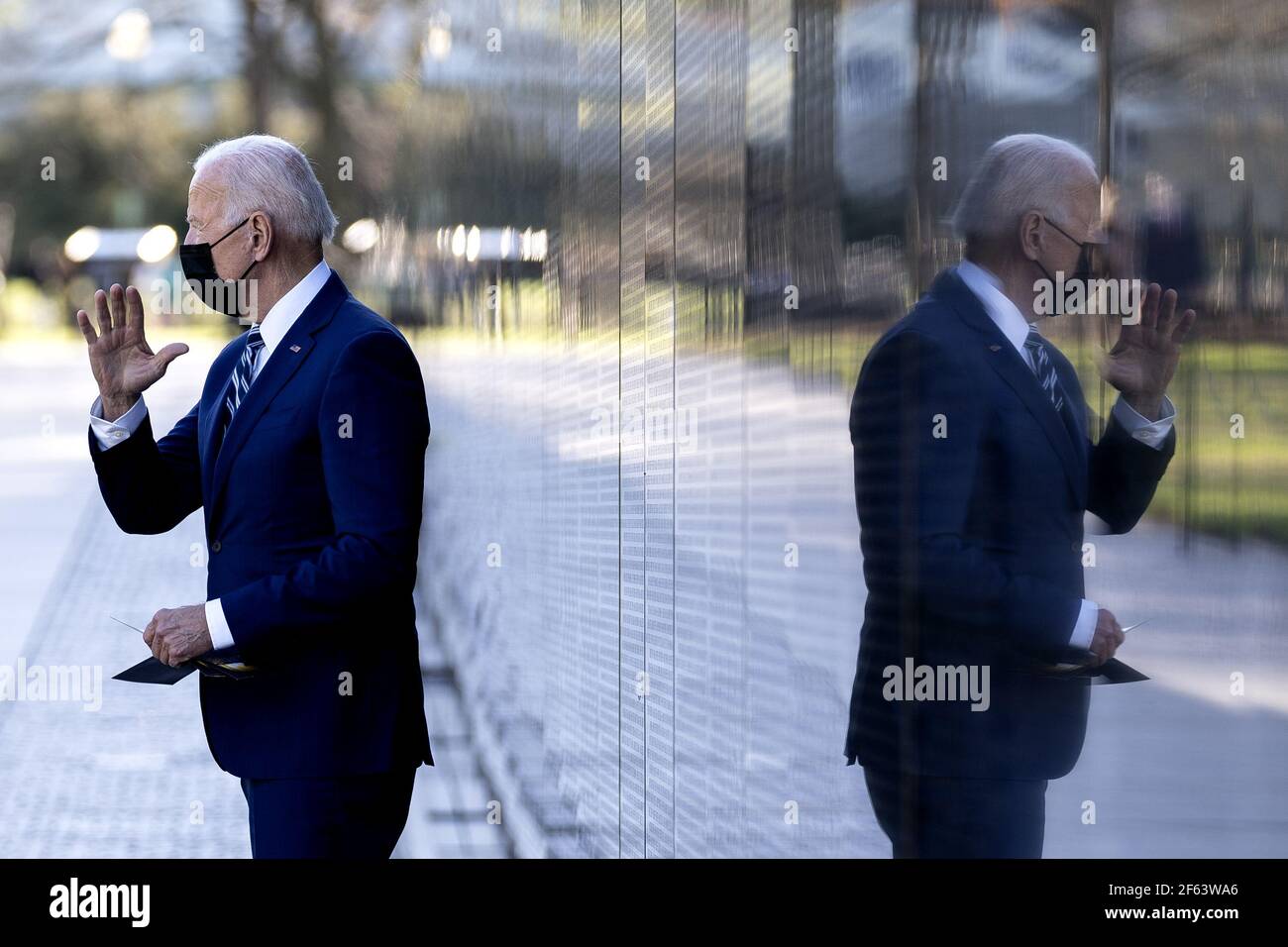 Washington, Usa. März 2021, 29th. US-Präsident Joe Biden Gesten beim Besuch der Vietnam war Memorial in Washington, DC am Montag, 29. März 2021. Pool Foto von Stefani Reynolds/UPI Kredit: UPI/Alamy Live Nachrichten Stockfoto