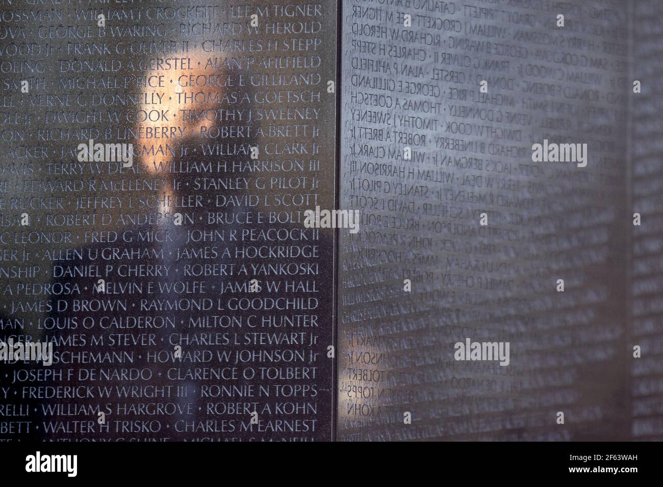Washington, Usa. März 2021, 29th. US-Präsident Joe Biden wird in der Vietnam war Memorial in Washington, DC am Montag, 29. März 2021 reflektiert. Pool Foto von Stefani Reynolds/UPI Kredit: UPI/Alamy Live Nachrichten Stockfoto