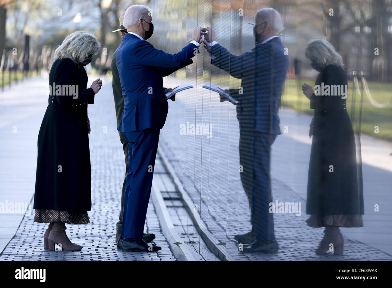 Washington, Usa. März 2021, 29th. US-Präsident Joe Biden und First Lady Dr. Jill Biden besuchen das Vietnam war Memorial in Washington, DC am Montag, 29. März 2021. Pool Foto von Stefani Reynolds/UPI Kredit: UPI/Alamy Live Nachrichten Stockfoto