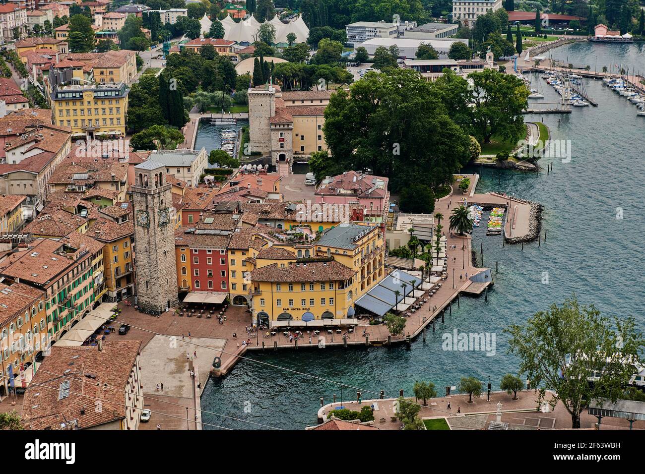 Riva del Garda, Italien - 07. Juli 2020: Panoramablick auf den schönen Gardasee und den Panorama-Lift .Riva del Garda Stadt und Gardasee in der au Stockfoto