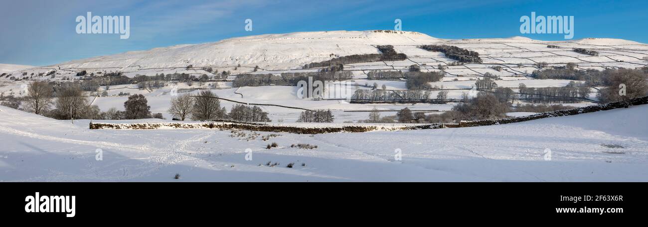 Frischer Schnee auf den Hügeln über Hawes, Wensleydale, Yorkshire Dales National Park Stockfoto