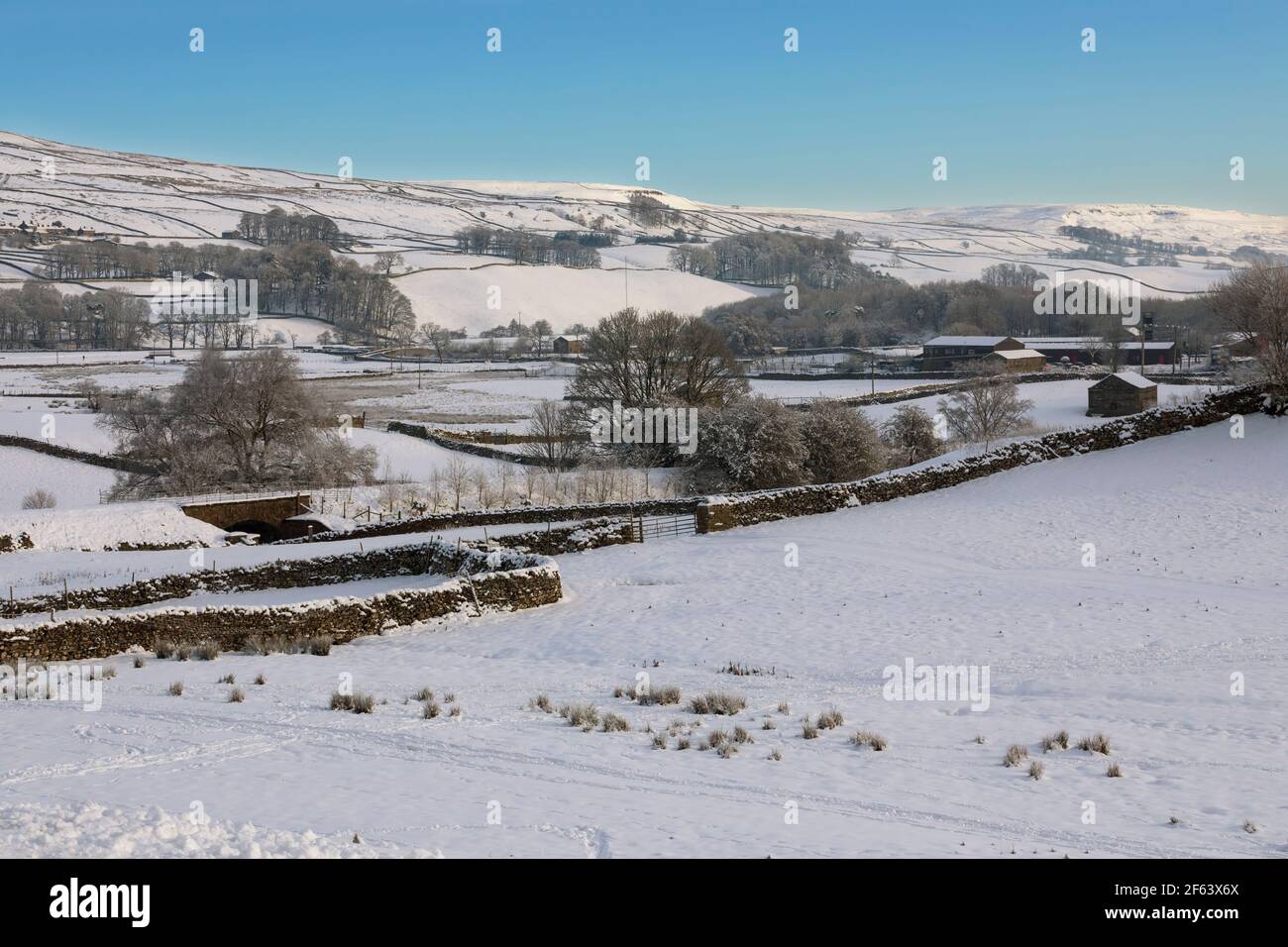 Frischer Schnee auf Feldern und Steinmauern, Hawes, Wensleydale, Yorkshire Dales National Park Stockfoto