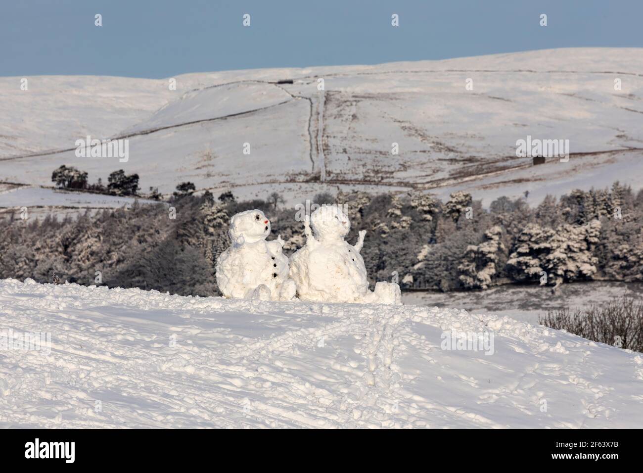 Schneemänner an einem Wintermorgen, Hawes, Wensleydale, Yorkshire Dales National Park Stockfoto