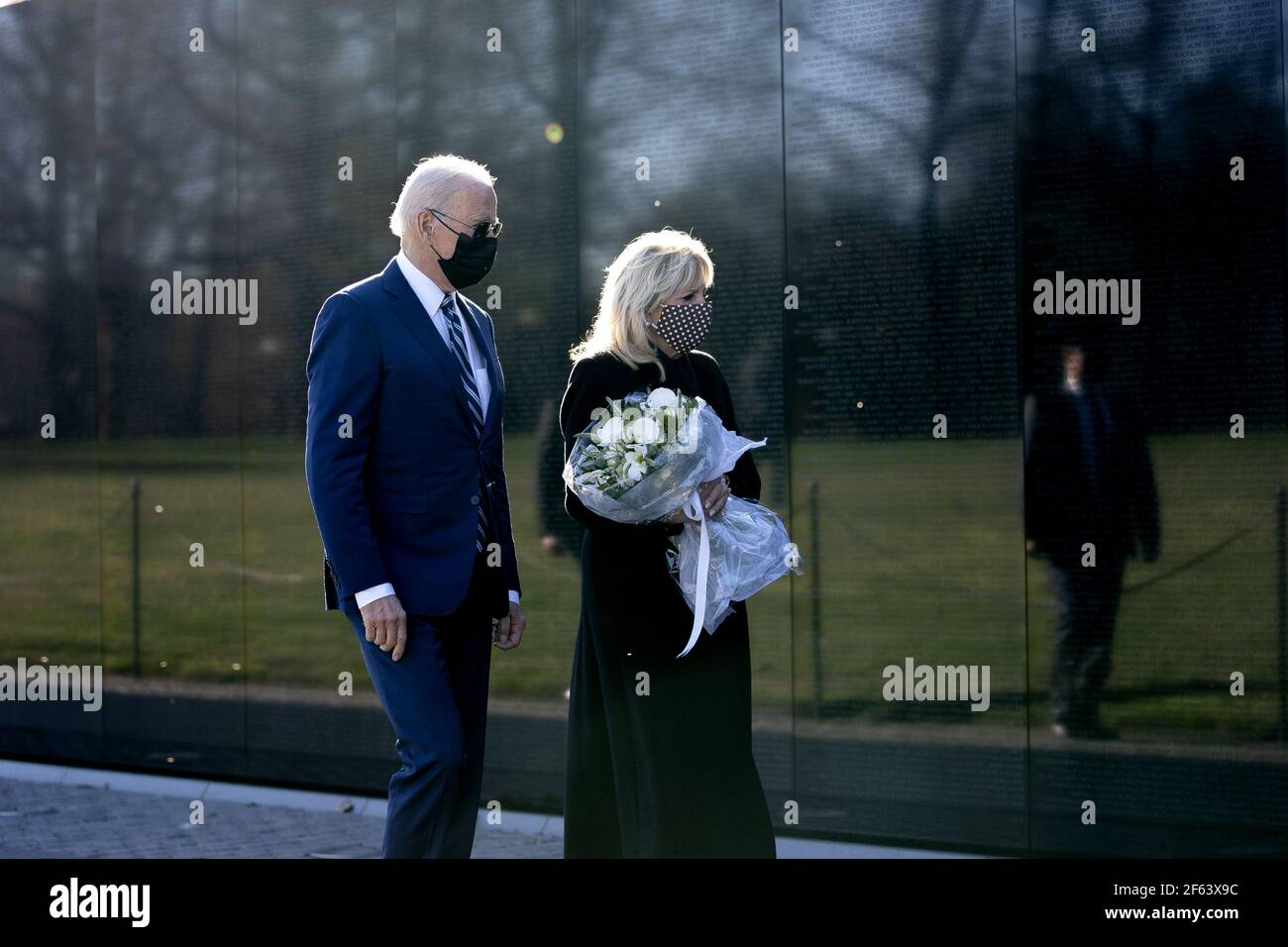 Washington, Usa. März 2021, 29th. US-Präsident Joe Biden und First Lady Dr. Jill Biden besuchen das Vietnam war Memorial in Washington, DC am Montag, 29. März 2021. Pool Foto von Stefani Reynolds/UPI Kredit: UPI/Alamy Live Nachrichten Stockfoto