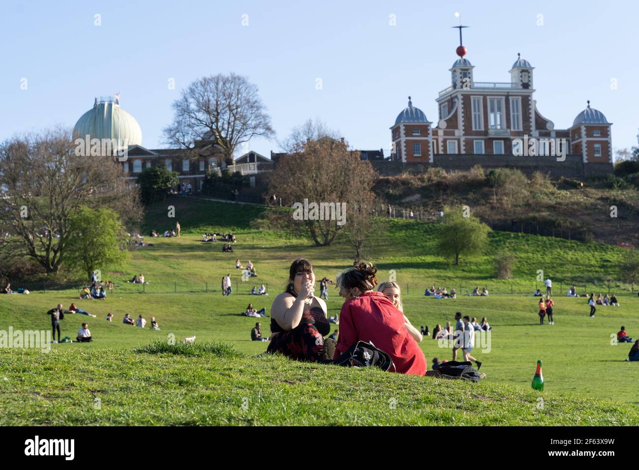 29th. März 2021 : Einheimische feiern die Freiheit im Freien und genießen die Frühlingshitze nach der Lockerung im London greenwich Park Stockfoto