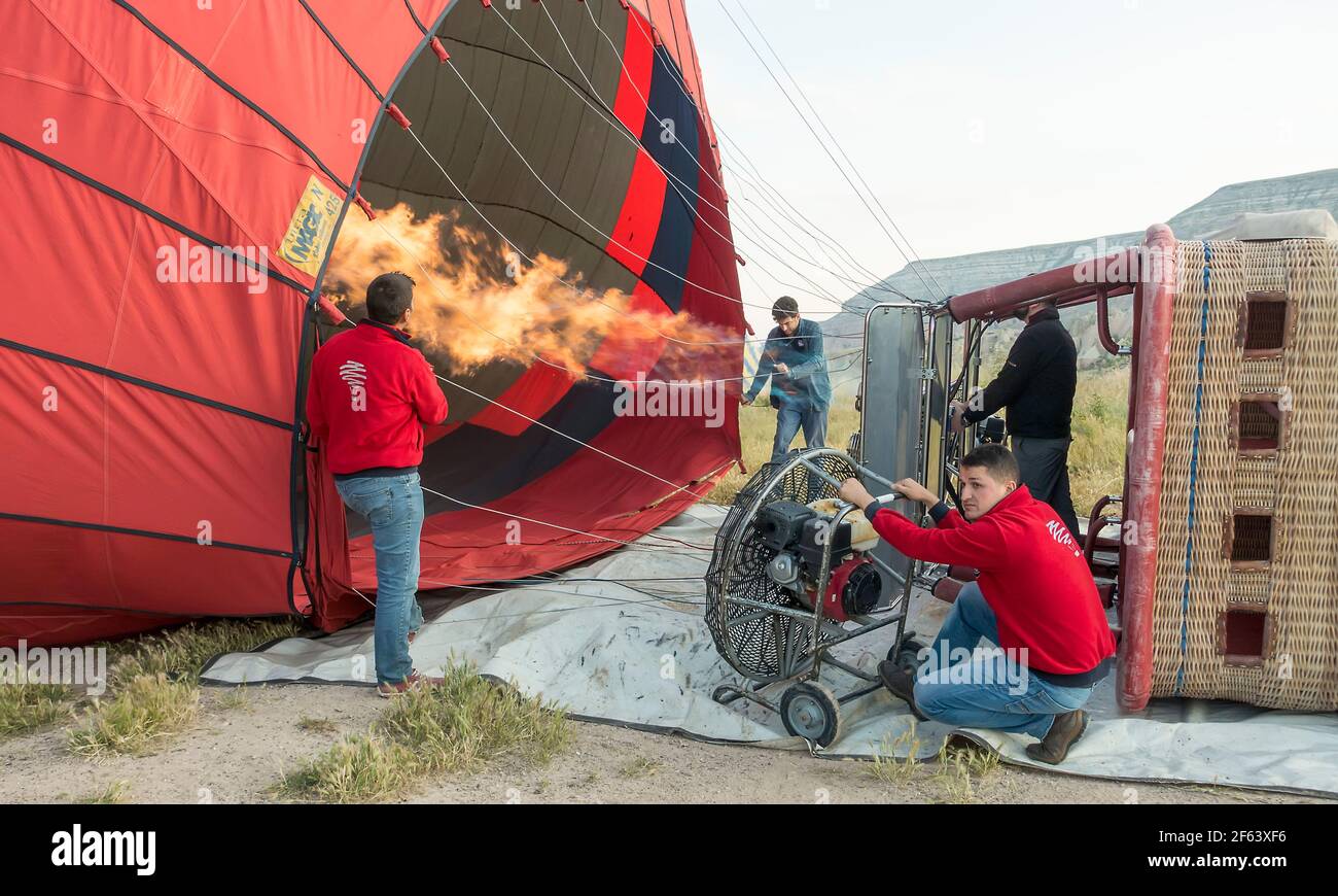 Heißluftballon wird mit Heißluft gefüllt Stockfoto