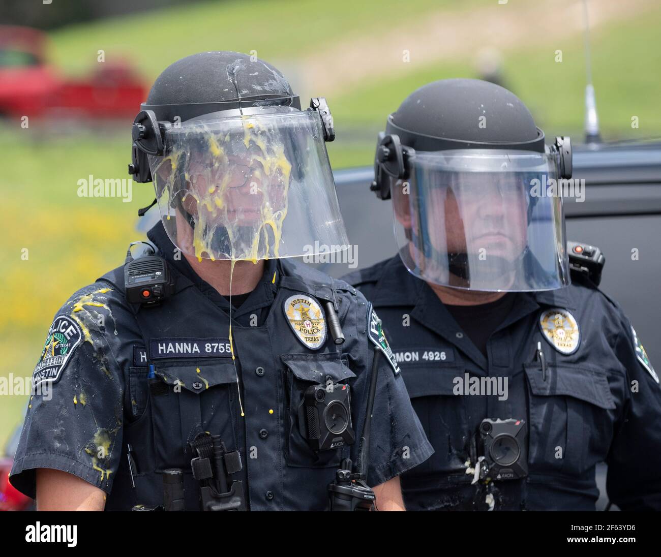 Austin, TX USA 30. Mai 2020: Polizeibeamter hat Ei auf seinem Schild, als Tausende sich vor dem Polizeihauptquartier versammeln und die Interstate 35 i blockieren, während sie gegen die Tötung von George Floyd und anderen Toten protestieren, die in Polizeigewahrsam verloren wurden. Der Protest spiegelte Dutzende landesweit als Amerikaner gegen angebliche Polizeibrutalität gegen schwarze Bürger Kundgebung. ©Bob Daemmrich Stockfoto