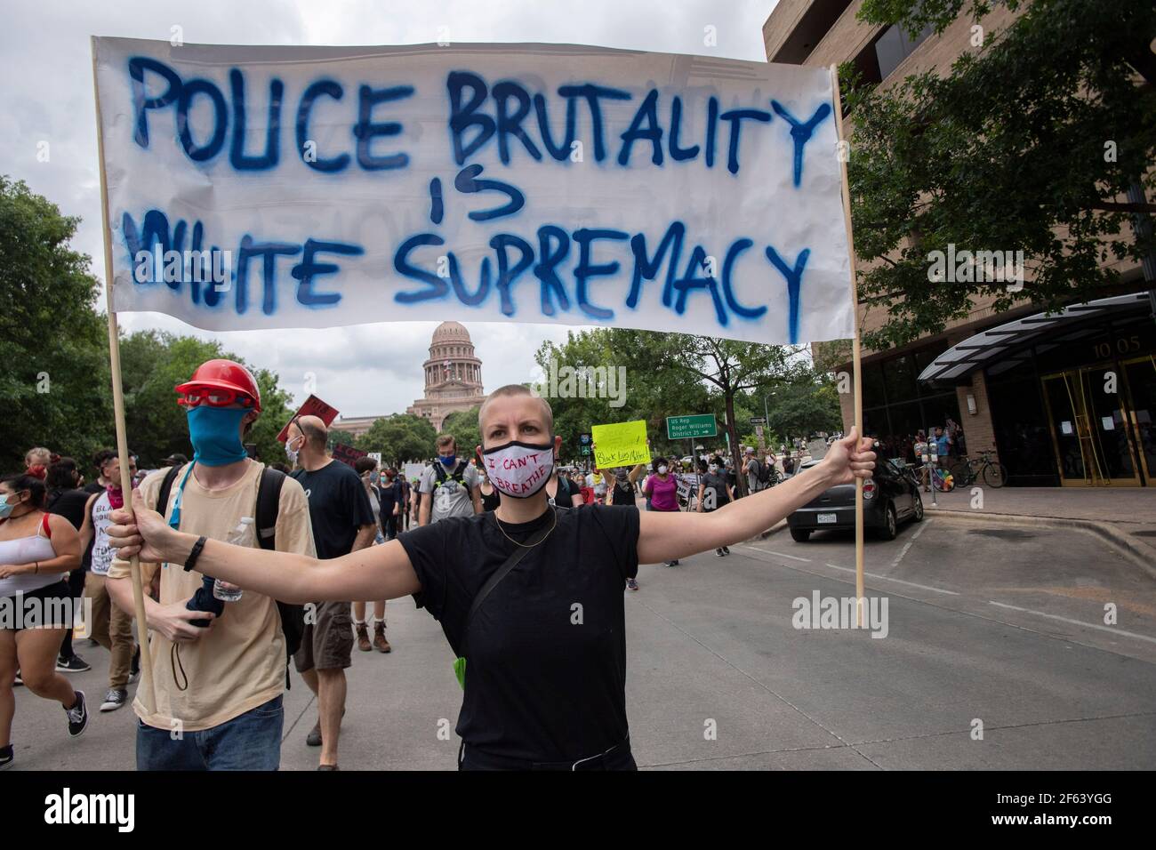 Austin, TX USA 31. Mai 2020: Demonstranten marschieren am zweiten Tag der Kundgebungen gegen Rassismus und die Polizeimorde von George Floyd letzte Woche vor dem State Capitol. Eine offizielle Kundgebung wurde von den Organisatoren abgesagt, aber über 2.000 Texaner kamen trotzdem an und verurteilten Gewalt, Hass und Polizeibrutalität. ©Bob Daemmrich Stockfoto