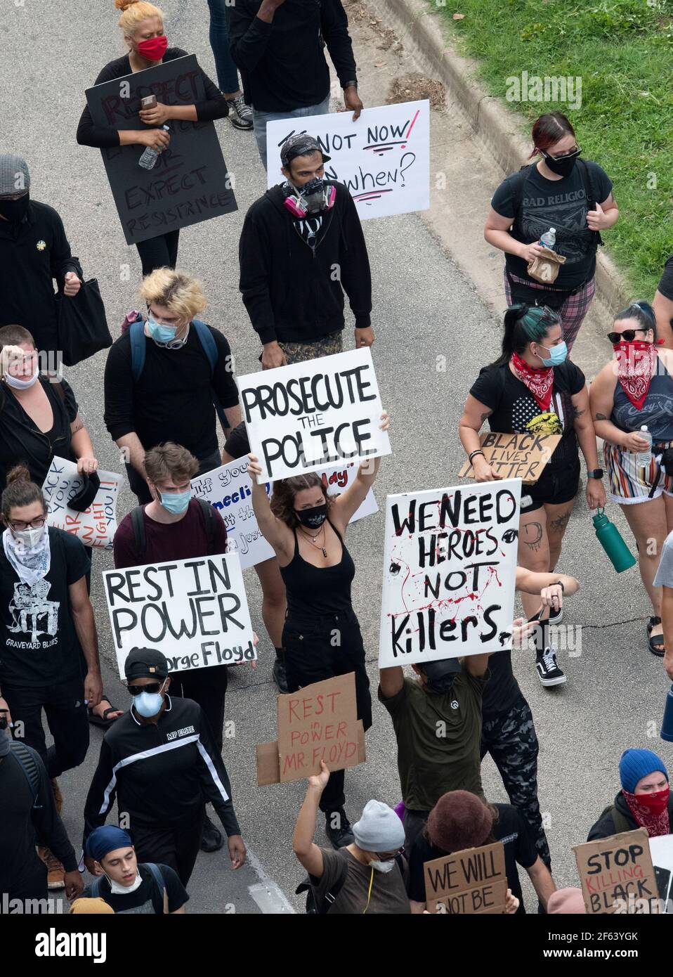 Austin, TX USA 31. Mai 2020: Demonstranten marschieren am zweiten Tag der Kundgebungen gegen Rassismus und die Polizeimorde von George Floyd letzte Woche vor dem State Capitol. Eine offizielle Kundgebung wurde von den Organisatoren abgesagt, aber über 2.000 Texaner kamen trotzdem an und verurteilten Gewalt, Hass und Polizeibrutalität. ©Bob Daemmrich Stockfoto