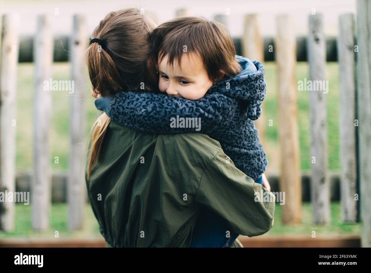 Mutter und Tochter in Liebe spielen im Park umarmt Stockfoto