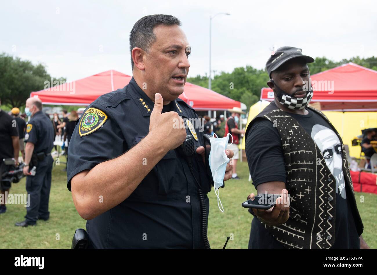 Houston, Texas USA, Juni 8 2020: Houston Polizeichef Art Acevedo überwacht Offiziere, die Sicherheit bieten, während Tausenden an einer öffentlichen Visitation an der Fountain of Praise Kirche für GEORGE FLOYD teilnehmen, getötet vor zwei Wochen durch einen Polizeibeamten in Minneapolis. Ein privater Gottesdienst und Beerdigung findet am Dienstag statt. ©Bob Daemmrich Stockfoto