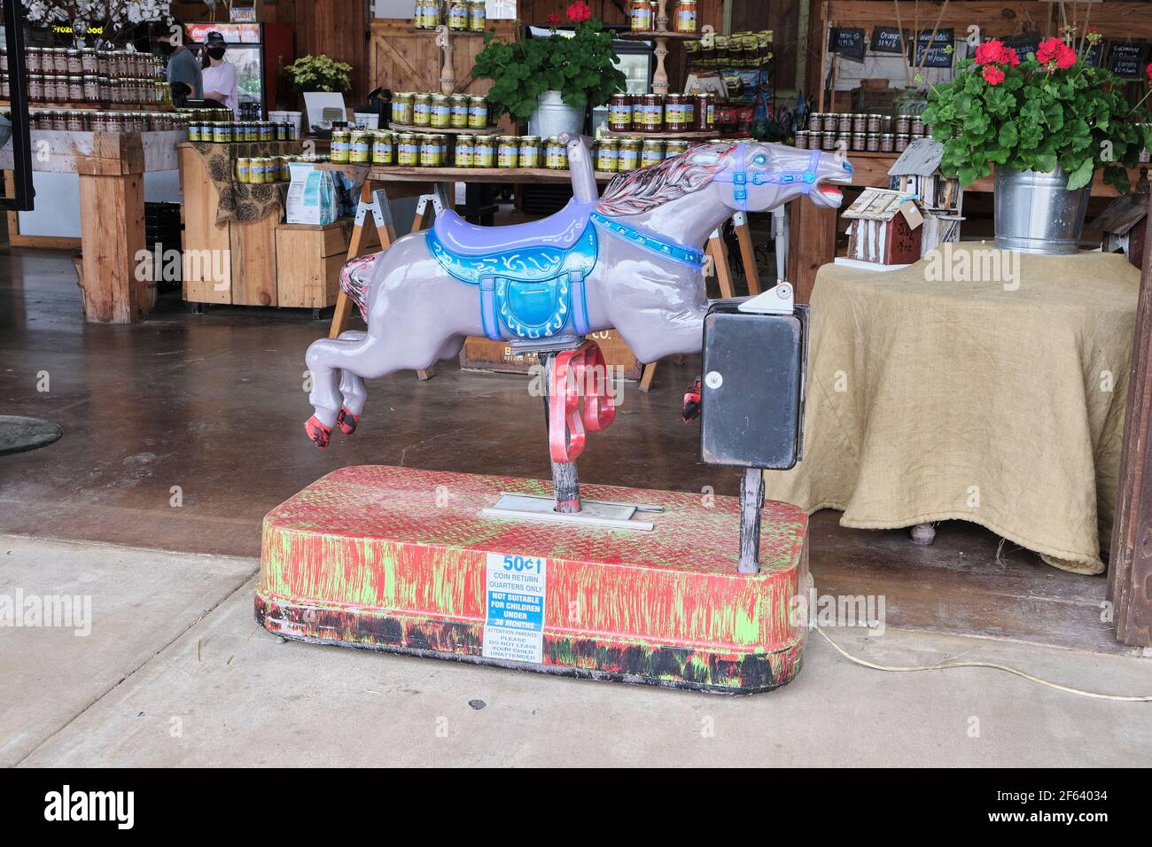 Elektrische Hobby Pferd Vergnügungsfahrt für Kinder in einem Country Store in Pike Road Alabama, USA. Stockfoto