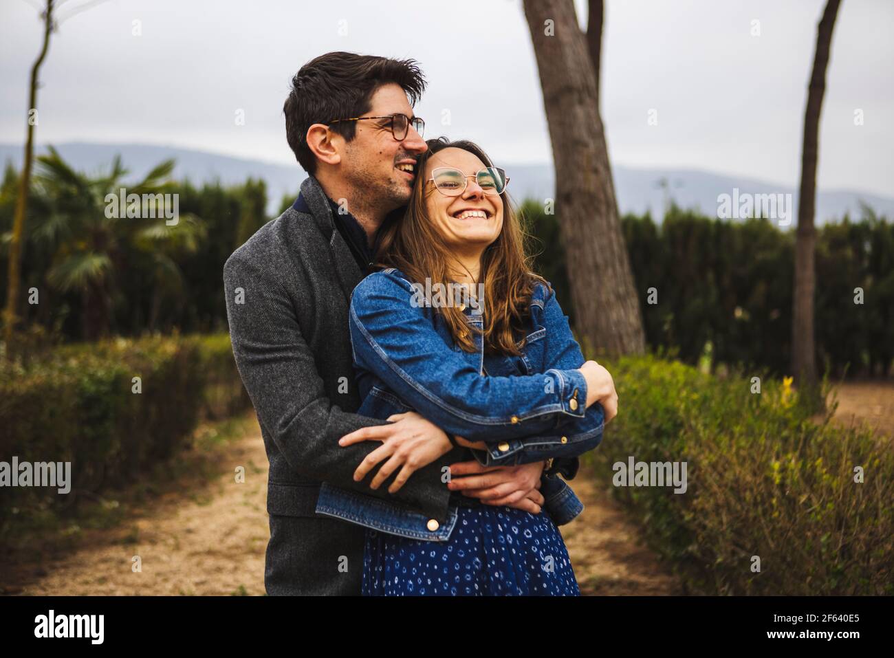 Bild von einem glücklichen jungen Mann küssen und umarmen ein Schöne Frau Stockfoto