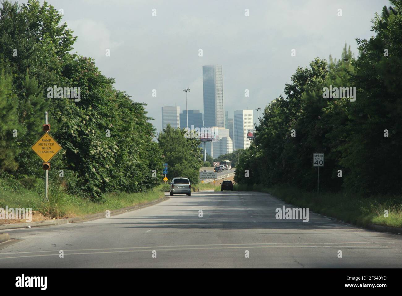 Houston Skyline von über der Autobahn in Richtung Downtown. Stockfoto