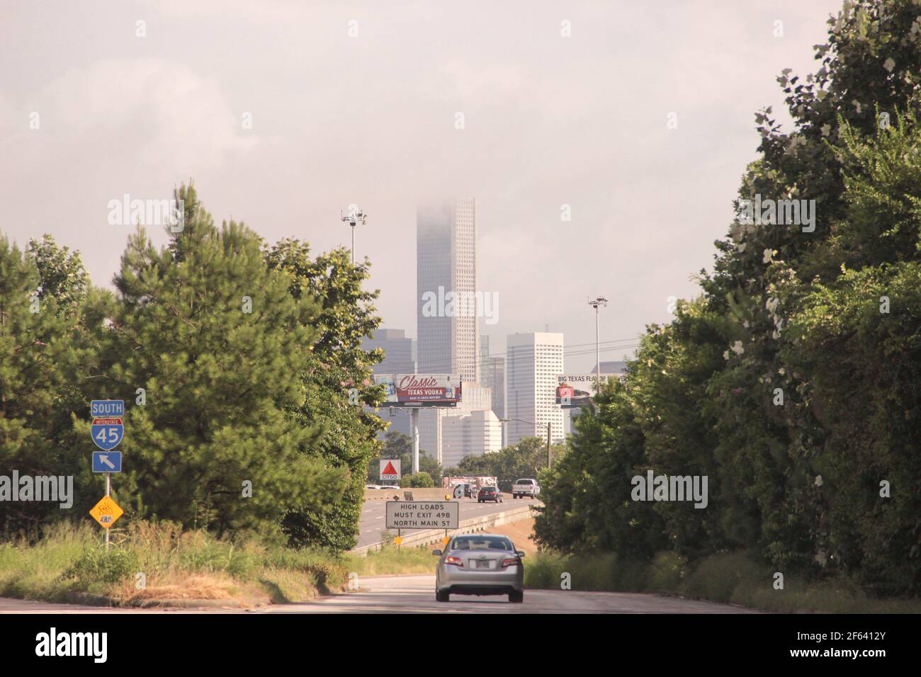 Houston Skyline von über der Autobahn in Richtung Downtown. Stockfoto