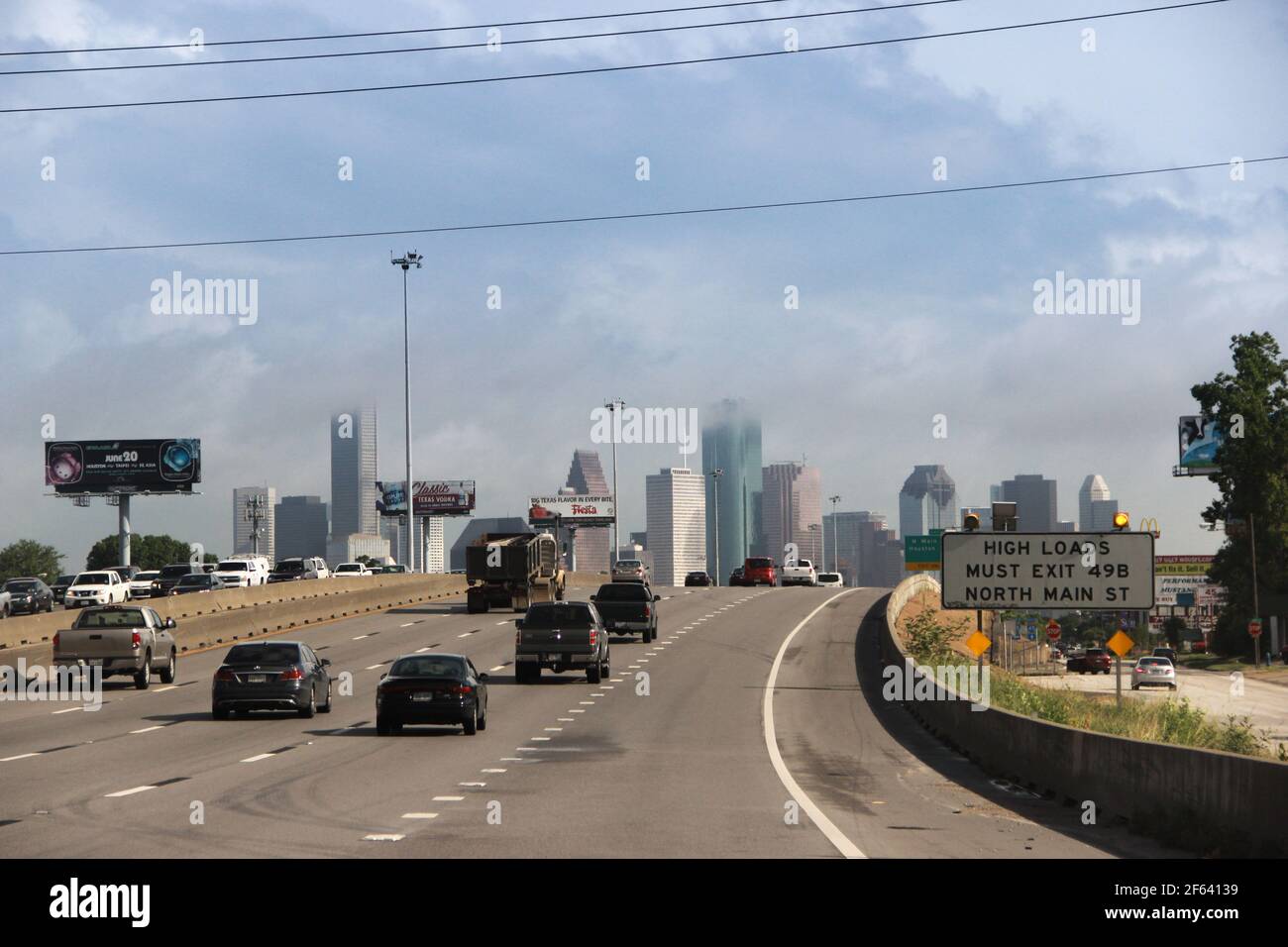 Houston Skyline von über der Autobahn in Richtung Downtown. Stockfoto