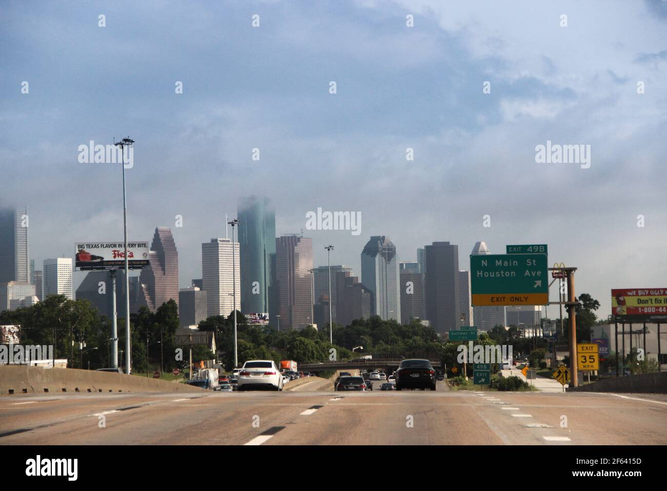 Houston Skyline von über der Autobahn in Richtung Downtown. Stockfoto