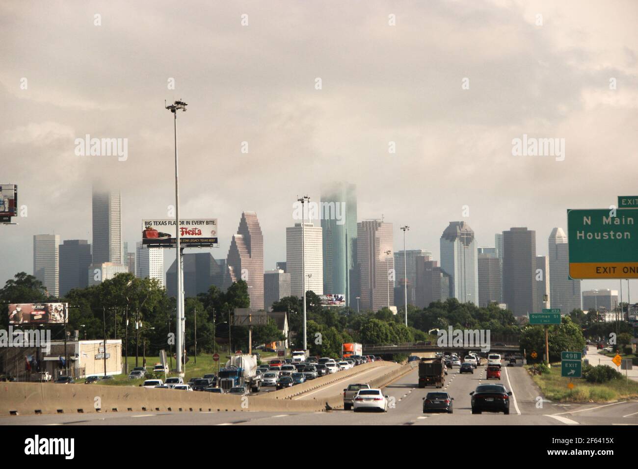 Houston Skyline von über der Autobahn in Richtung Downtown. Stockfoto