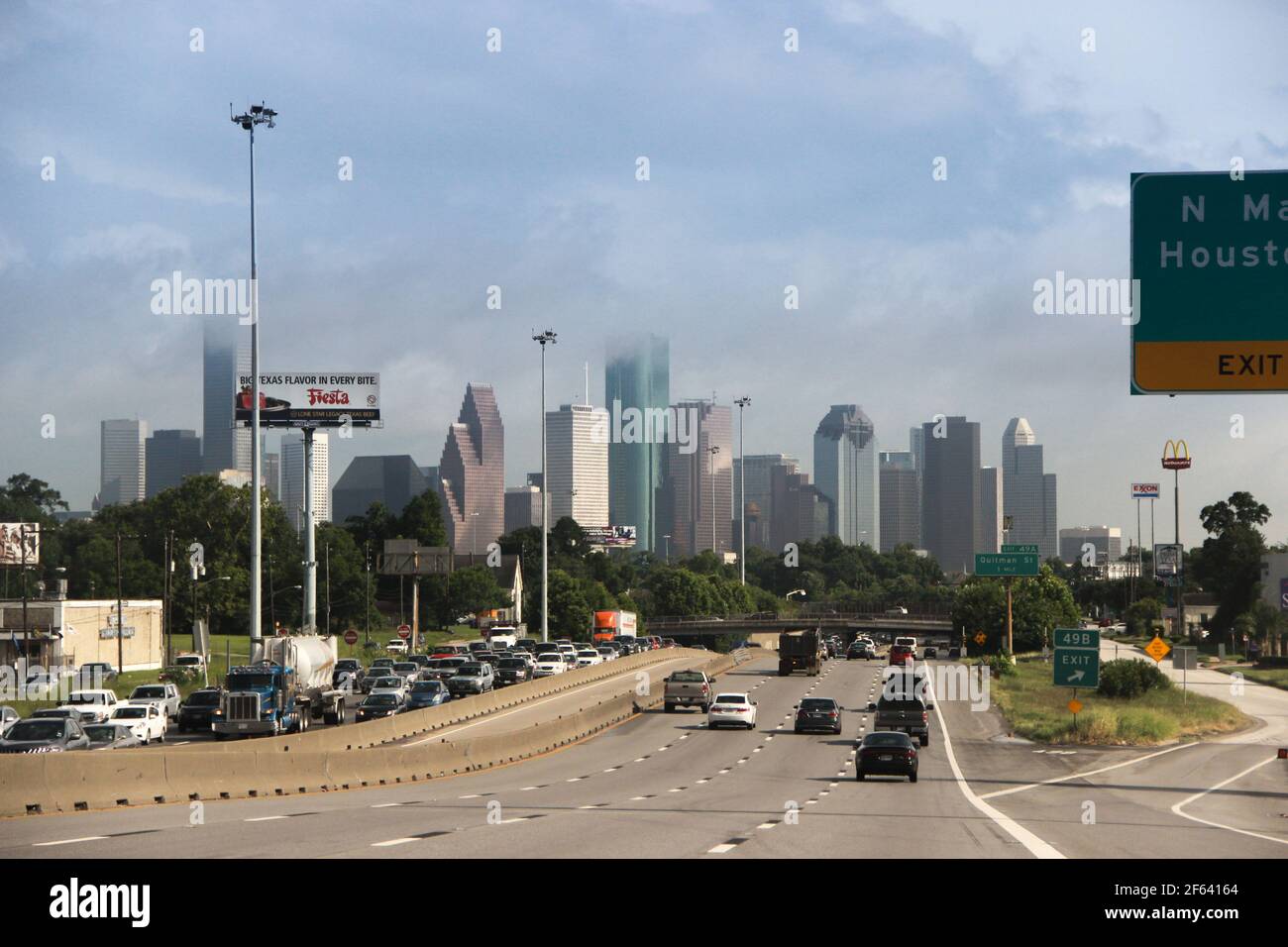 Houston Skyline von über der Autobahn in Richtung Downtown. Stockfoto