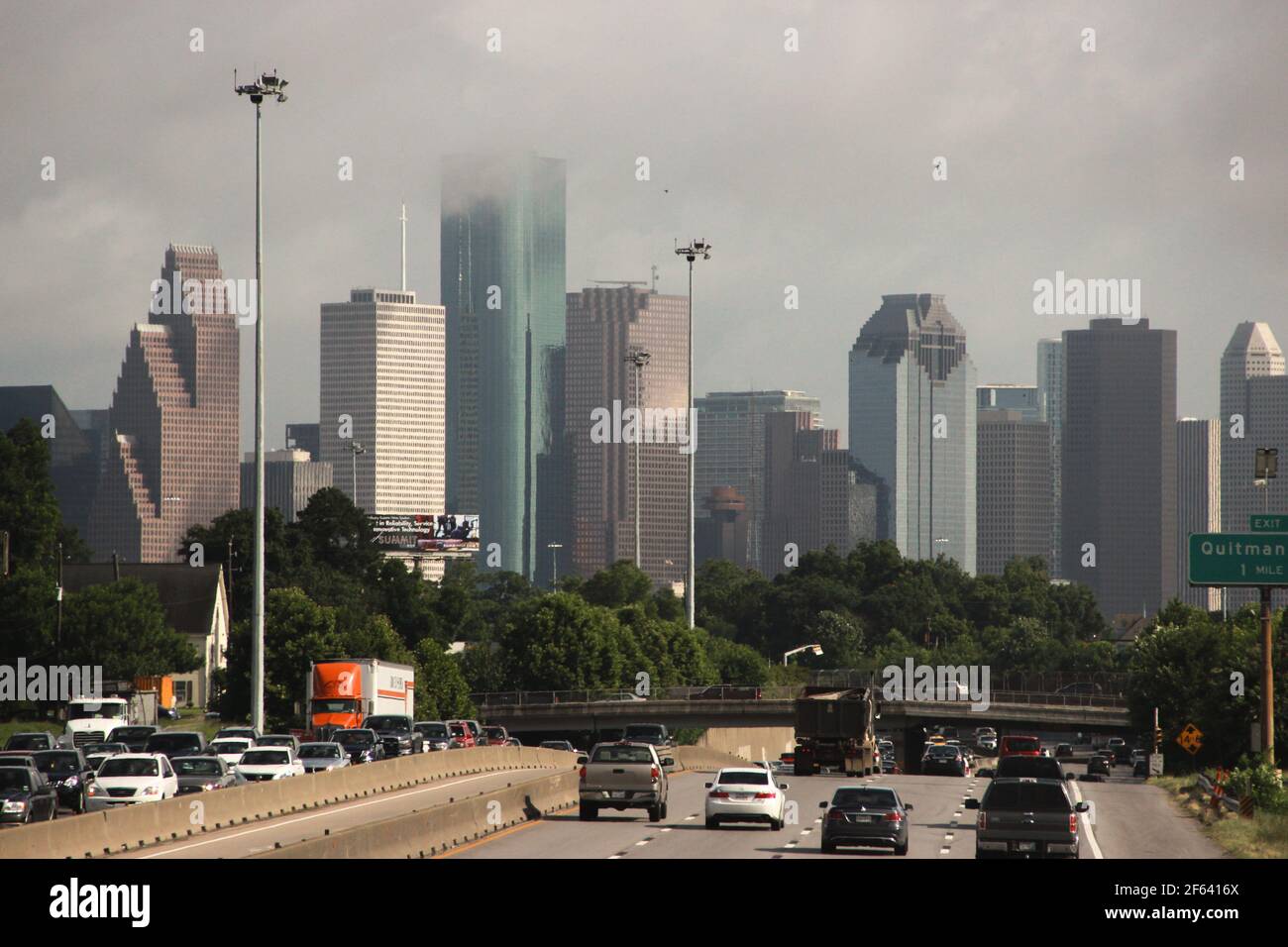 Houston Skyline von über der Autobahn in Richtung Downtown. Stockfoto